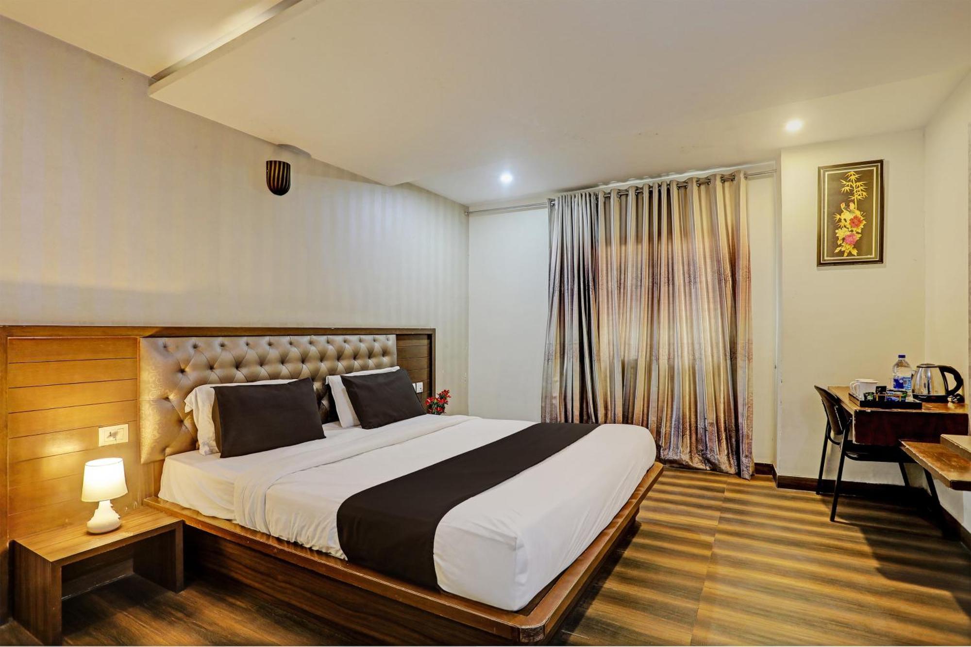 Capital O Surabhi Elite Near Miraj Cinemas - Shalini Shivani Sururnagar Екстер'єр фото