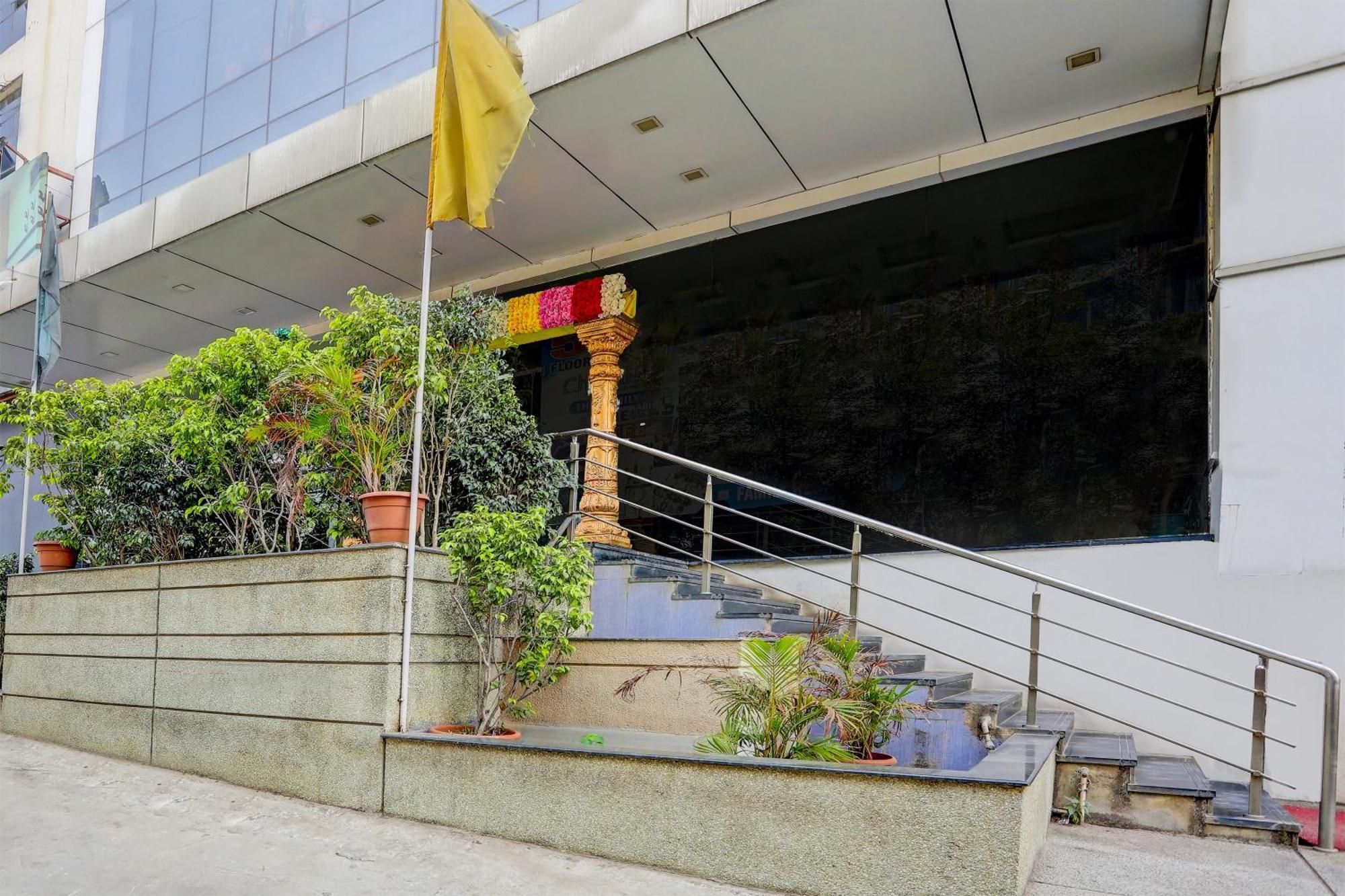 Capital O Surabhi Elite Near Miraj Cinemas - Shalini Shivani Sururnagar Екстер'єр фото